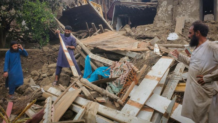 Pria Afghanistan mencari barang-barang mereka di tengah reruntuhan rumah yang runtuh setelah gempa bumi berkekuatan 6 skala Richter yang melanda Afghanistan sekitar tengah malam, di Dara Mazar, di provinsi Kunar, Afghanistan, 1 September 2025. Pria Afghanistan mencari barang-barang mereka di tengah reruntuhan rumah yang runtuh setelah gempa bumi berkekuatan 6 skala Richter yang melanda Afghanistan sekitar tengah malam, di Dara Mazar, di provinsi Kunar, Afghanistan, 1 September 2025. (REUTERS/Stringer)