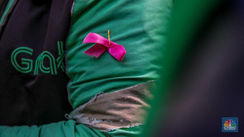 Ratusan pengemudi ojek daring (online/ojol) menggelar aksi damai dengan berjalan kaki dari depan Balai Kota Jakarta, Kamis (2/9/2025). (CNBC Indonesia/Faisal Rahman)