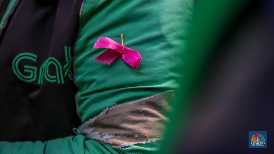 Ratusan pengemudi ojek daring (online/ojol) menggelar aksi damai dengan berjalan kaki dari depan Balai Kota Jakarta, Kamis (2/9/2025). (CNBC Indonesia/Faisal Rahman)
