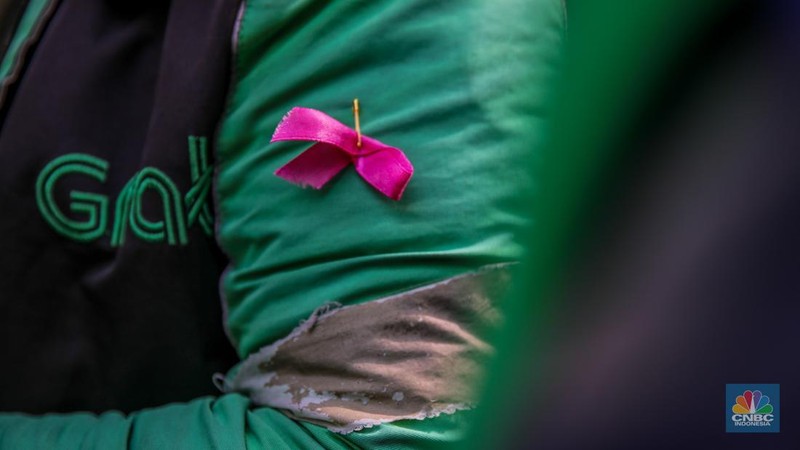 Ratusan pengemudi ojek daring (online/ojol) menggelar aksi damai dengan berjalan kaki dari depan Balai Kota Jakarta, Kamis (2/9/2025). (CNBC Indonesia/Faisal Rahman)