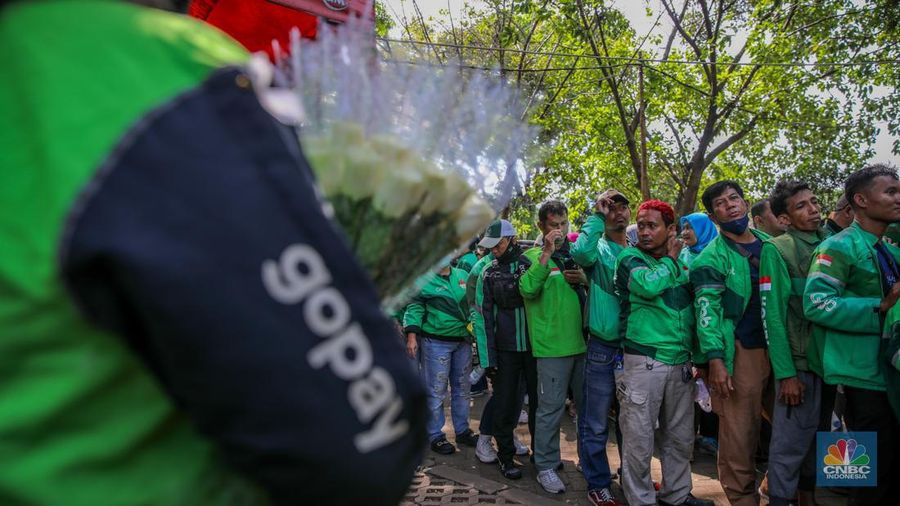 Ratusan pengemudi ojek daring (online/ojol) menggelar aksi damai dengan berjalan kaki dari depan Balai Kota Jakarta, Kamis (2/9/2025). (CNBC Indonesia/Faisal Rahman)
