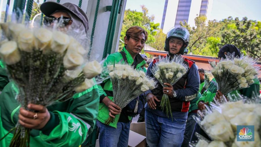 Ratusan pengemudi ojek daring (online/ojol) menggelar aksi damai dengan berjalan kaki dari depan Balai Kota Jakarta, Kamis (2/9/2025). (CNBC Indonesia/Faisal Rahman)