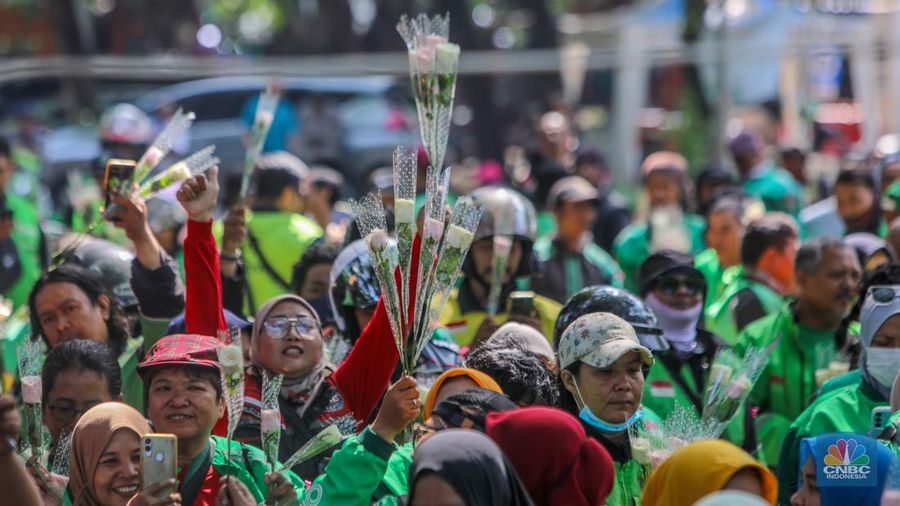 Ratusan pengemudi ojek daring (online/ojol) menggelar aksi damai dengan berjalan kaki dari depan Balai Kota Jakarta, Kamis (2/9/2025). (CNBC Indonesia/Faisal Rahman)