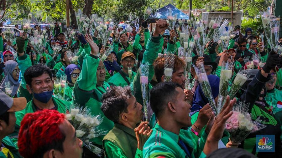 Ratusan pengemudi ojek daring (online/ojol) menggelar aksi damai dengan berjalan kaki dari depan Balai Kota Jakarta, Kamis (2/9/2025). (CNBC Indonesia/Faisal Rahman)