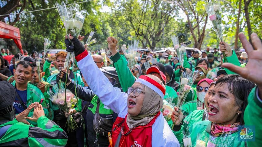 Ratusan pengemudi ojek daring (online/ojol) menggelar aksi damai dengan berjalan kaki dari depan Balai Kota Jakarta, Kamis (2/9/2025). (CNBC Indonesia/Faisal Rahman)