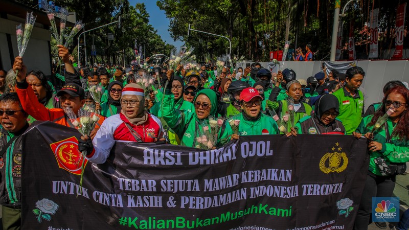 Ratusan pengemudi ojek daring (online/ojol) menggelar aksi damai dengan berjalan kaki dari depan Balai Kota Jakarta. Ratusan pengemudi ojek daring (online/ojol) menggelar aksi damai dengan berjalan kaki dari depan Balai Kota Jakarta, Kamis (2/9/2025). (CNBC Indonesia/Faisal Rahman)