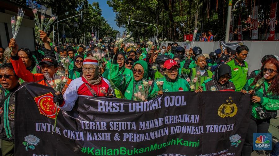 Ratusan pengemudi ojek daring (online/ojol) menggelar aksi damai dengan berjalan kaki dari depan Balai Kota Jakarta. Ratusan pengemudi ojek daring (online/ojol) menggelar aksi damai dengan berjalan kaki dari depan Balai Kota Jakarta, Kamis (2/9/2025). (CNBC Indonesia/Faisal Rahman)