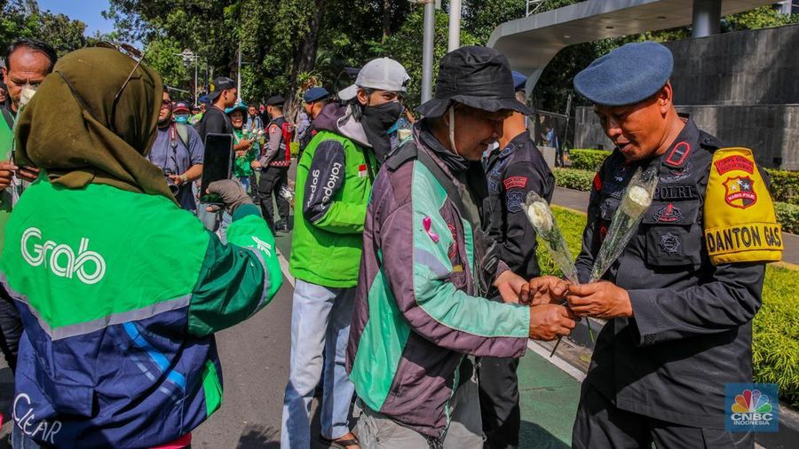 Ratusan pengemudi ojek daring (online/ojol) menggelar aksi damai dengan berjalan kaki dari depan Balai Kota Jakarta, Kamis (2/9/2025). (CNBC Indonesia/Faisal Rahman)