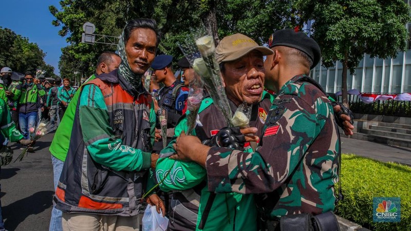 Ratusan pengemudi ojek daring (online/ojol) menggelar aksi damai dengan berjalan kaki dari depan Balai Kota Jakarta, Kamis (2/9/2025). (CNBC Indonesia/Faisal Rahman)