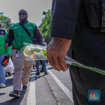 Potret Ojol Bagi-Bagi Mawar ke Polisi-TNI & Warga, Teriak Perdamaian