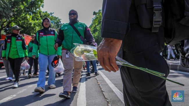 Potret Ojol Bagi-Bagi Mawar ke Polisi-TNI dan Warga, Teriak Perdamaian