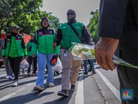 Potret Ojol Bagi-Bagi Mawar ke Polisi-TNI & Warga, Teriak Perdamaian