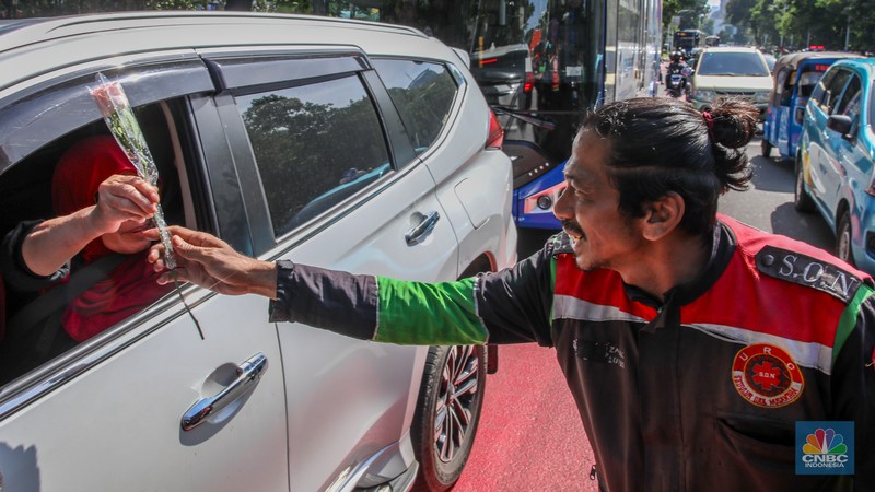 Ratusan pengemudi ojek daring (online/ojol) menggelar aksi damai dengan berjalan kaki dari depan Balai Kota Jakarta. Ratusan pengemudi ojek daring (online/ojol) menggelar aksi damai dengan berjalan kaki dari depan Balai Kota Jakarta, Kamis (2/9/2025). (CNBC Indonesia/Faisal Rahman)