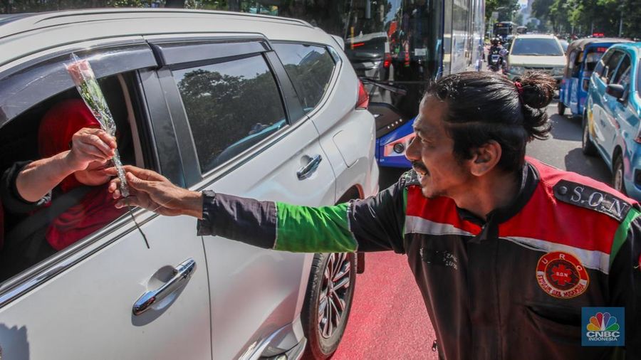 Ratusan pengemudi ojek daring (online/ojol) menggelar aksi damai dengan berjalan kaki dari depan Balai Kota Jakarta, Kamis (2/9/2025). (CNBC Indonesia/Faisal Rahman)