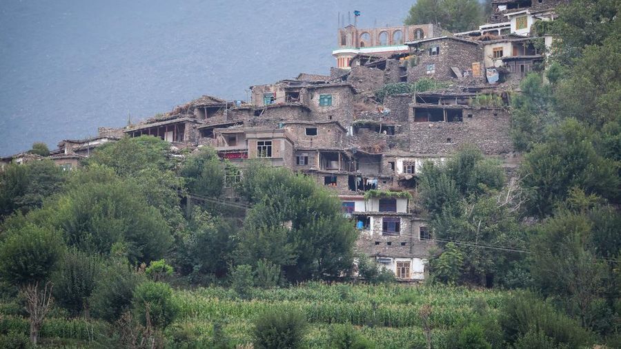 Rumah-rumah yang rusak terlihat setelah gempa bumi mematikan berkekuatan 6 skala Richter yang melanda Afghanistan sekitar tengah malam, di Dera Noor, di Jalalabad, Afghanistan, 1 September 2025. (REUTERS/Sayed Hassib)