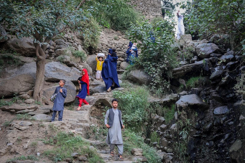 Seorang pria Afghanistan mencari barang-barang miliknya di tengah reruntuhan rumah yang runtuh setelah gempa bumi berkekuatan 6 skala Richter yang mematikan melanda Afghanistan sekitar tengah malam, di Dara Noor, di Jalalabad, Afghanistan, 1 September 2025. Seorang pria Afghanistan mencari barang-barang miliknya di tengah reruntuhan rumah yang runtuh setelah gempa bumi berkekuatan 6 skala Richter yang mematikan melanda Afghanistan sekitar tengah malam, di Dara Noor, di Jalalabad, Afghanistan, 1 September 2025. (REUTERS/Sayed Hassib)