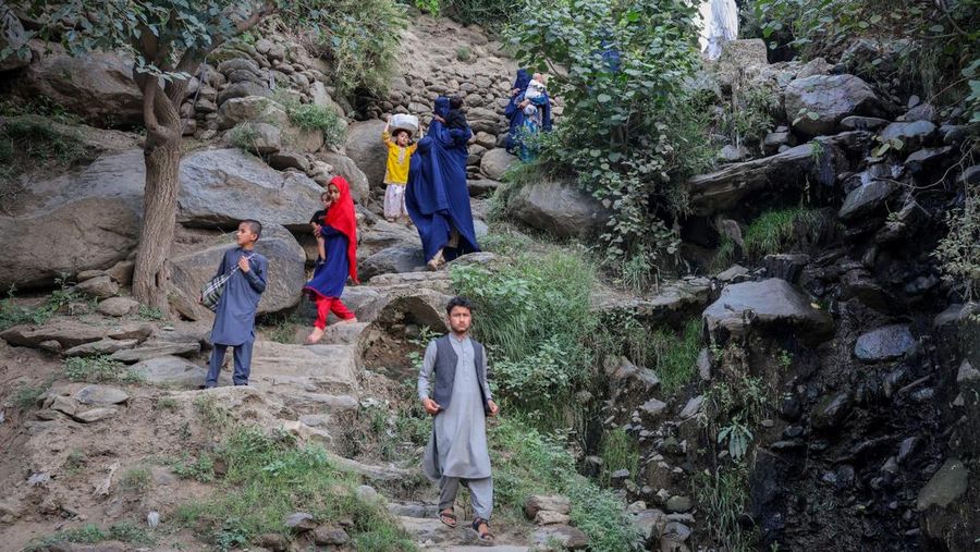 Seorang pria Afghanistan mencari barang-barang miliknya di tengah reruntuhan rumah yang runtuh setelah gempa bumi berkekuatan 6 skala Richter yang mematikan melanda Afghanistan sekitar tengah malam, di Dara Noor, di Jalalabad, Afghanistan, 1 September 2025. (REUTERS/Sayed Hassib)