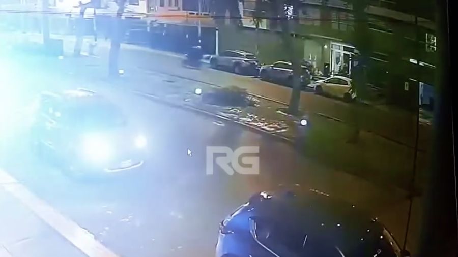 Sebuah video kamera pengawas merekam detik-detik Diplomat Indonesia di Peru, Zetro Leonardo Purba (40), tewas ditembak orang tak dikenal di Lima pada Senin (1/9) malam waktu setempat. (facebook/centrales SIN fronteras PNP)
