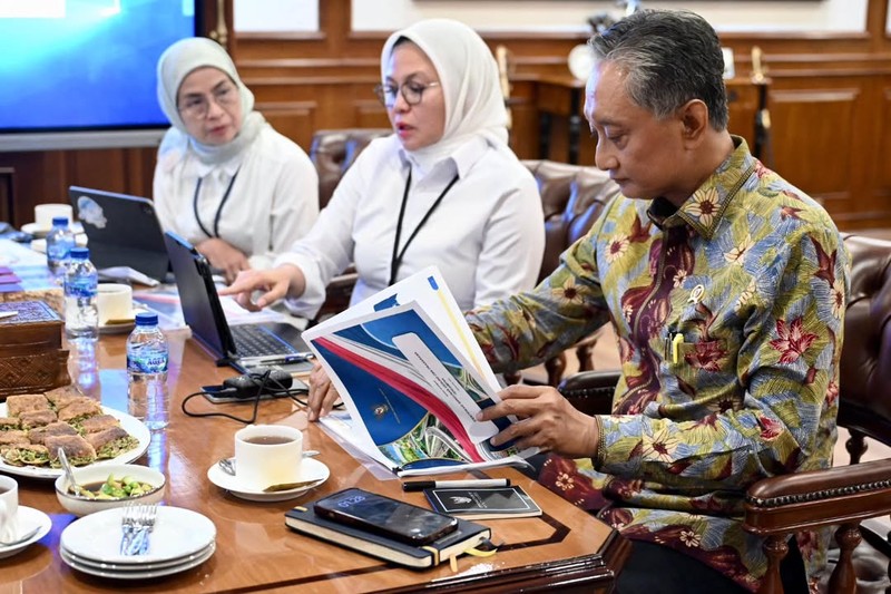 Sekretaris Kabinet (Seskab) Teddy Indra Wijaya mengadakan pertemuan dengan Menteri Pekerjaan Umum (PU) Bapak Dody Hanggodo beserta Sekjen dan Dirjen Kementerian PU di Gedung Sekretariat Kabinet RI. Sekretaris Kabinet (Seskab) Teddy Indra Wijaya mengadakan pertemuan dengan Menteri Pekerjaan Umum (PU) Bapak Dody Hanggodo beserta Sekjen dan Dirjen Kementerian PU di Gedung Sekretariat Kabinet RI, Senin (1/9/2025). (Tangkapan layar Instagram @sekretariat.kabinet)