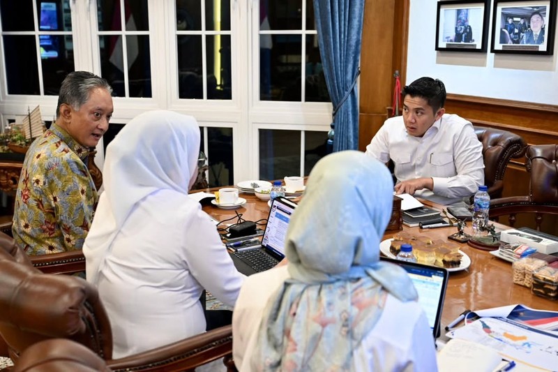 Sekretaris Kabinet (Seskab) Teddy Indra Wijaya mengadakan pertemuan dengan Menteri Pekerjaan Umum (PU) Bapak Dody Hanggodo beserta Sekjen dan Dirjen Kementerian PU di Gedung Sekretariat Kabinet RI. Sekretaris Kabinet (Seskab) Teddy Indra Wijaya mengadakan pertemuan dengan Menteri Pekerjaan Umum (PU) Bapak Dody Hanggodo beserta Sekjen dan Dirjen Kementerian PU di Gedung Sekretariat Kabinet RI, Senin (1/9/2025). (Tangkapan layar Instagram @sekretariat.kabinet)