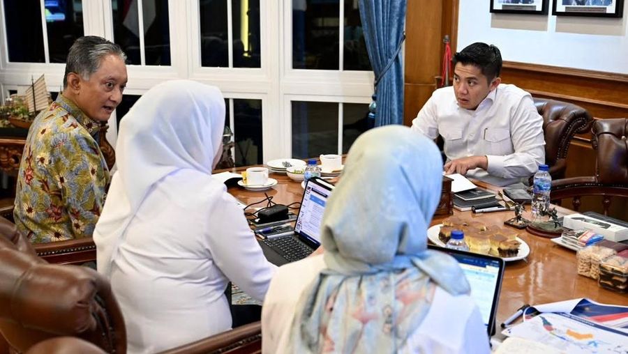 Sekretaris Kabinet (Seskab) Teddy Indra Wijaya mengadakan pertemuan dengan  Menteri Pekerjaan Umum (PU) Bapak Dody Hanggodo beserta Sekjen dan Dirjen Kementerian PU di Gedung Sekretariat Kabinet RI, Senin (1/9/2025). (Tangkapan layar Instagram @sekretariat.kabinet)