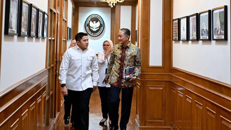 Sekretaris Kabinet (Seskab) Teddy Indra Wijaya mengadakan pertemuan dengan  Menteri Pekerjaan Umum (PU) Bapak Dody Hanggodo beserta Sekjen dan Dirjen Kementerian PU di Gedung Sekretariat Kabinet RI, Senin (1/9/2025). (Tangkapan layar Instagram @sekretariat.kabinet)