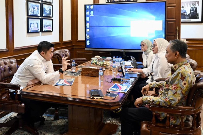 Sekretaris Kabinet (Seskab) Teddy Indra Wijaya mengadakan pertemuan dengan Menteri Pekerjaan Umum (PU) Bapak Dody Hanggodo beserta Sekjen dan Dirjen Kementerian PU di Gedung Sekretariat Kabinet RI. Sekretaris Kabinet (Seskab) Teddy Indra Wijaya mengadakan pertemuan dengan Menteri Pekerjaan Umum (PU) Bapak Dody Hanggodo beserta Sekjen dan Dirjen Kementerian PU di Gedung Sekretariat Kabinet RI, Senin (1/9/2025). (Tangkapan layar Instagram @sekretariat.kabinet)