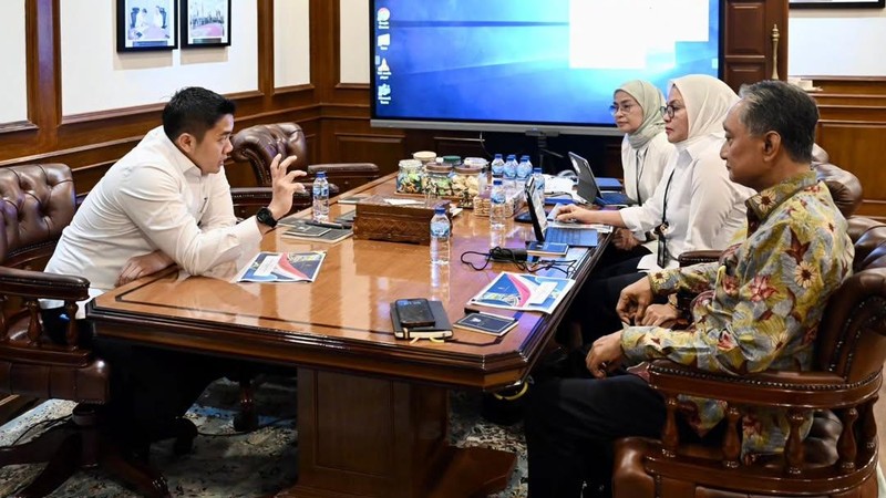 Sekretaris Kabinet (Seskab) Teddy Indra Wijaya mengadakan pertemuan dengan  Menteri Pekerjaan Umum (PU) Bapak Dody Hanggodo beserta Sekjen dan Dirjen Kementerian PU di Gedung Sekretariat Kabinet RI, Senin (1/9/2025). (Tangkapan layar Instagram @sekretariat.kabinet)
