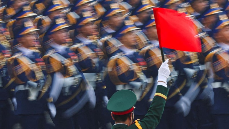 Kendaraan hias ikut serta dalam parade militer yang menandai peringatan Hari Nasional Vietnam ke-80 di Hanoi, Vietnam, 2 September 2025. (Vincent Thian/Pool via REUTERS)