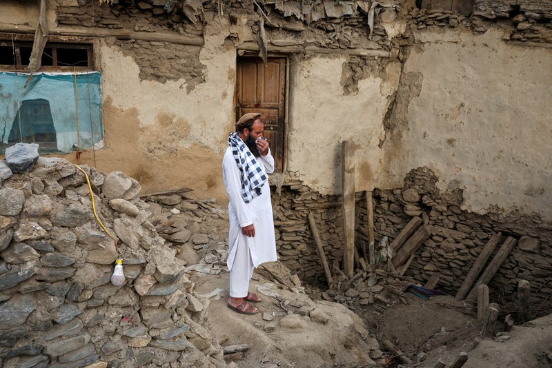 Seorang pria Afghanistan mencari barang-barang miliknya di tengah reruntuhan rumah yang runtuh setelah gempa bumi berkekuatan 6 skala Richter yang mematikan melanda Afghanistan sekitar tengah malam, di Dara Noor, di Jalalabad, Afghanistan, 1 September 2025. Seorang pria Afghanistan mencari barang-barang miliknya di tengah reruntuhan rumah yang runtuh setelah gempa bumi berkekuatan 6 skala Richter yang mematikan melanda Afghanistan sekitar tengah malam, di Dara Noor, di Jalalabad, Afghanistan, 1 September 2025. (REUTERS/Sayed Hassib)