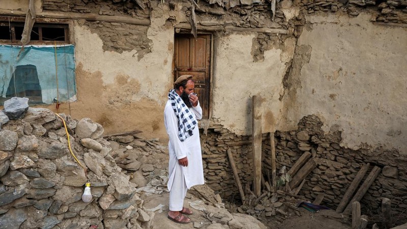 Seorang pria Afghanistan mencari barang-barang miliknya di tengah reruntuhan rumah yang runtuh setelah gempa bumi berkekuatan 6 skala Richter yang mematikan melanda Afghanistan sekitar tengah malam, di Dara Noor, di Jalalabad, Afghanistan, 1 September 2025. (REUTERS/Sayed Hassib)