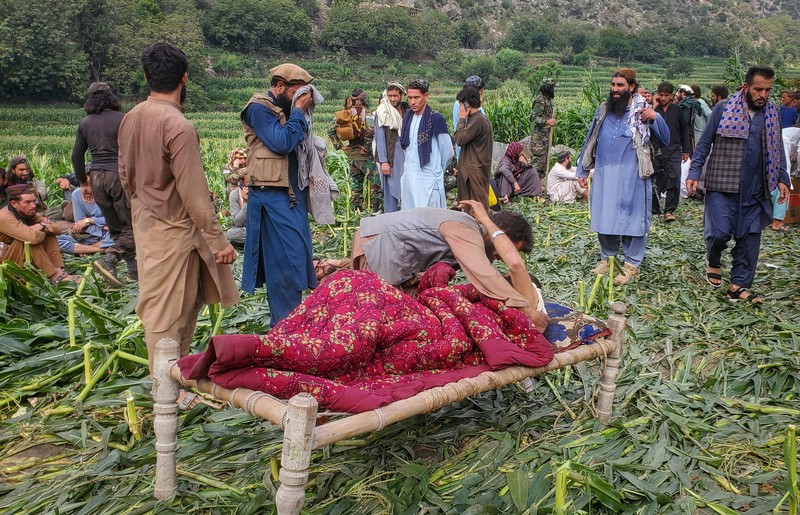 Seorang pria Afghanistan mencari barang-barang miliknya di tengah reruntuhan rumah yang runtuh setelah gempa bumi berkekuatan 6 skala Richter yang mematikan melanda Afghanistan sekitar tengah malam, di Dara Noor, di Jalalabad, Afghanistan, 1 September 2025. Seorang pria Afghanistan mencari barang-barang miliknya di tengah reruntuhan rumah yang runtuh setelah gempa bumi berkekuatan 6 skala Richter yang mematikan melanda Afghanistan sekitar tengah malam, di Dara Noor, di Jalalabad, Afghanistan, 1 September 2025. (REUTERS/Sayed Hassib)