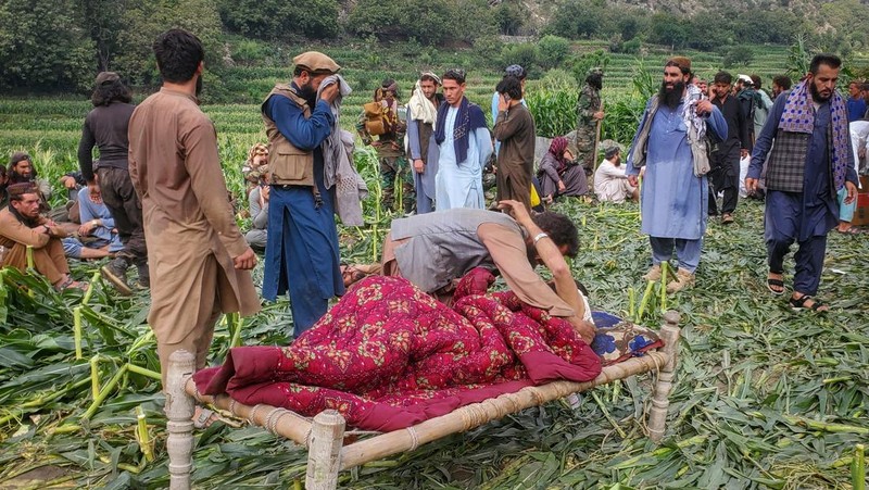 Seorang pria Afghanistan mencari barang-barang miliknya di tengah reruntuhan rumah yang runtuh setelah gempa bumi berkekuatan 6 skala Richter yang mematikan melanda Afghanistan sekitar tengah malam, di Dara Noor, di Jalalabad, Afghanistan, 1 September 2025. (REUTERS/Sayed Hassib)