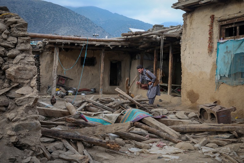 Seorang pria Afghanistan mencari barang-barang miliknya di tengah reruntuhan rumah yang runtuh setelah gempa bumi berkekuatan 6 skala Richter yang mematikan melanda Afghanistan sekitar tengah malam, di Dara Noor, di Jalalabad, Afghanistan, 1 September 2025. Seorang pria Afghanistan mencari barang-barang miliknya di tengah reruntuhan rumah yang runtuh setelah gempa bumi berkekuatan 6 skala Richter yang mematikan melanda Afghanistan sekitar tengah malam, di Dara Noor, di Jalalabad, Afghanistan, 1 September 2025. (REUTERS/Sayed Hassib)