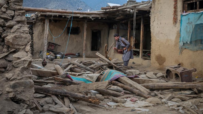 Seorang pria Afghanistan mencari barang-barang miliknya di tengah reruntuhan rumah yang runtuh setelah gempa bumi berkekuatan 6 skala Richter yang mematikan melanda Afghanistan sekitar tengah malam, di Dara Noor, di Jalalabad, Afghanistan, 1 September 2025. (REUTERS/Sayed Hassib)