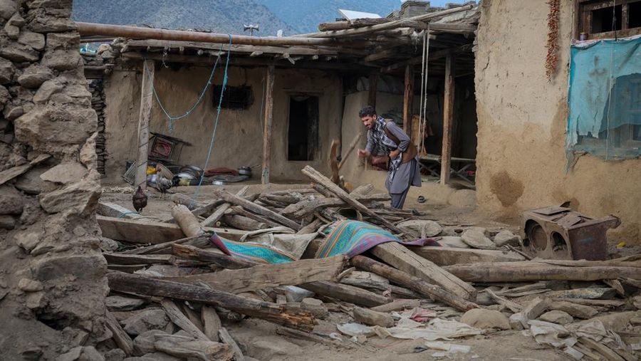 Seorang pria Afghanistan mencari barang-barang miliknya di tengah reruntuhan rumah yang runtuh setelah gempa bumi berkekuatan 6 skala Richter yang mematikan melanda Afghanistan sekitar tengah malam, di Dara Noor, di Jalalabad, Afghanistan, 1 September 2025. Seorang pria Afghanistan mencari barang-barang miliknya di tengah reruntuhan rumah yang runtuh setelah gempa bumi berkekuatan 6 skala Richter yang mematikan melanda Afghanistan sekitar tengah malam, di Dara Noor, di Jalalabad, Afghanistan, 1 September 2025. (REUTERS/Sayed Hassib)