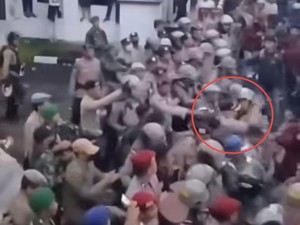 Kapolres Sinjai Diduga Pukul Pendemo Saat Mahasiswa Aksi di DPRD