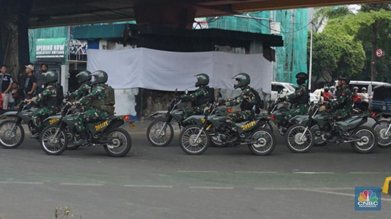 Tentara Nasional Indonesia (TNI) ikut melalukan patroli skala besar di sejumlah kota besar di Indonesia, termasuk Jakarta, Selasa, (2/9/2025). (CNBC Indonesia/Muhammad Sabki)