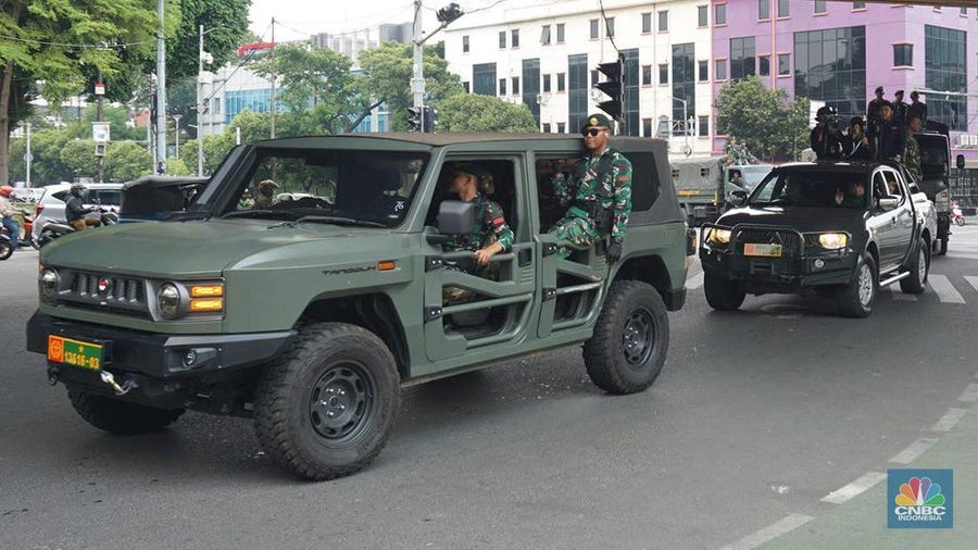 Tentara Nasional Indonesia (TNI) ikut melalukan patroli skala besar di sejumlah kota besar di Indonesia, termasuk Jakarta, Selasa, (2/9/2025). Tentara Nasional Indonesia (TNI) ikut melalukan patroli skala besar di sejumlah kota besar di Indonesia, termasuk Jakarta, Selasa, (2/9/2025). (CNBC Indonesia/Muhammad Sabki)