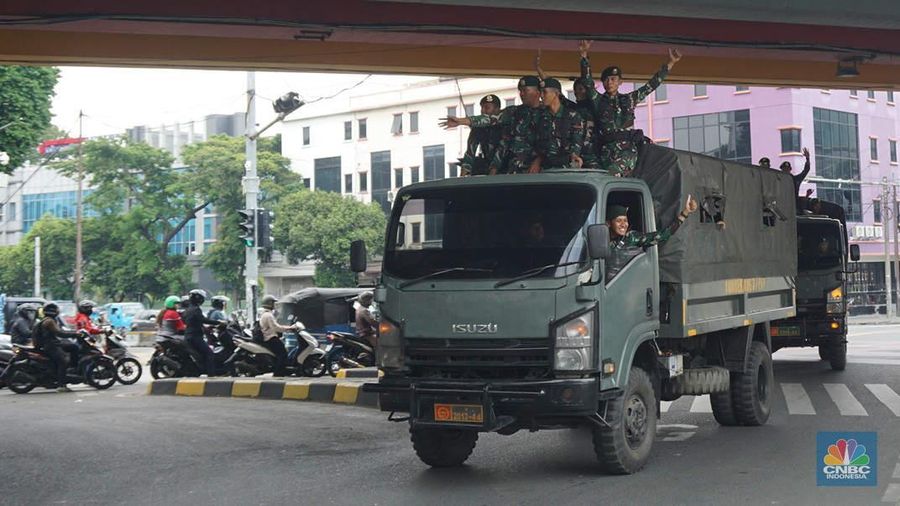 Tentara Nasional Indonesia (TNI) ikut melalukan patroli skala besar di sejumlah kota besar di Indonesia, termasuk Jakarta, Selasa, (2/9/2025). (CNBC Indonesia/Muhammad Sabki)