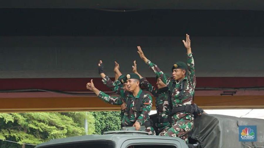 Tentara Nasional Indonesia (TNI) ikut melalukan patroli skala besar di sejumlah kota besar di Indonesia, termasuk Jakarta, Selasa, (2/9/2025). (CNBC Indonesia/Muhammad Sabki)