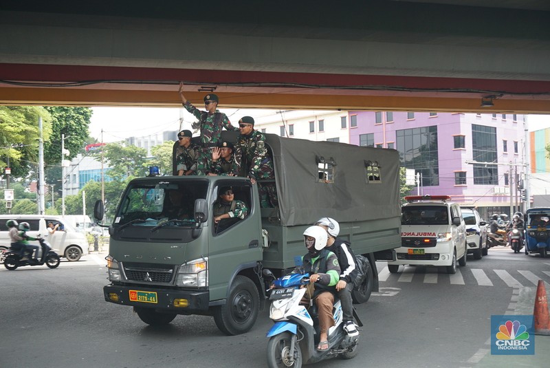 Tentara Nasional Indonesia (TNI) ikut melalukan patroli skala besar di sejumlah kota besar di Indonesia, termasuk Jakarta, Selasa, (2/9/2025). Tentara Nasional Indonesia (TNI) ikut melalukan patroli skala besar di sejumlah kota besar di Indonesia, termasuk Jakarta, Selasa, (2/9/2025). (CNBC Indonesia/Muhammad Sabki)