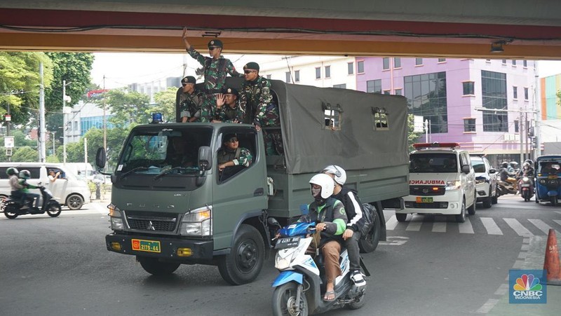Tentara Nasional Indonesia (TNI) ikut melalukan patroli skala besar di sejumlah kota besar di Indonesia, termasuk Jakarta, Selasa, (2/9/2025). (CNBC Indonesia/Muhammad Sabki)