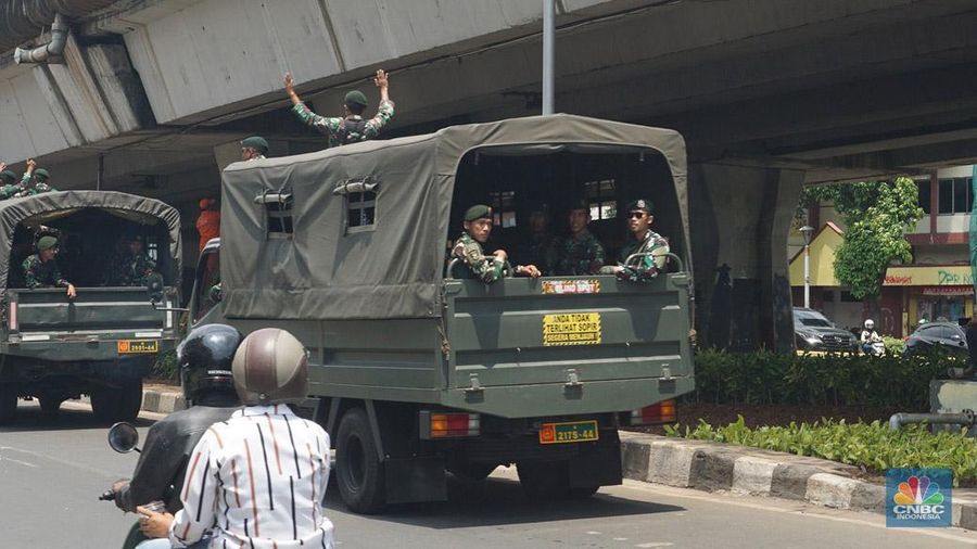 Tentara Nasional Indonesia (TNI) ikut melalukan patroli skala besar di sejumlah kota besar di Indonesia, termasuk Jakarta, Selasa, (2/9/2025). (CNBC Indonesia/Muhammad Sabki)