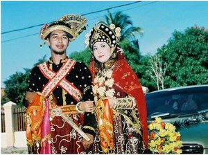 8 Prosesi Pernikahan Adat Tau Samawa, dari Bajajak hingga Ngenrang