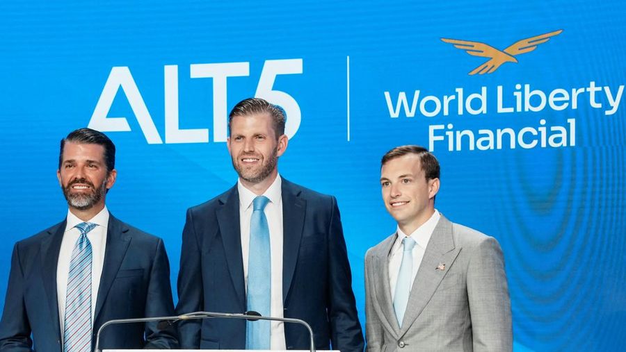 Zach Witkoff, Co-Founder dan CEO World Liberty Financial, Donald Trump Jr. dan Eric Trump berpose sebelum membunyikan bel pembukaan untuk merayakan penutupan penawaran umum perdana (IPO) ALT5 senilai $1,5 miliar dan penerapan Strategi Treasury $WLFI di Nasdaq Market, New York City, AS, 13 Agustus 2025. (REUTERS/Eduardo Munoz)
