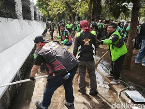 Kala Ojol Bandung Kompak Bersihkan Sisa Kericuhan di DPRD Jabar