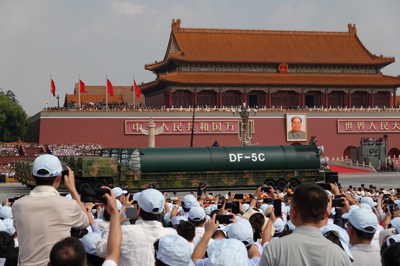 China memamerkan tiga kelas baru rudal balistik antarbenua (Inter Continental Balistic Missile/ICBM) kemampuan nuklir dalam parade militer memperingati 80 tahun kekalahan Kekaisaran Jepang. China memamerkan tiga kelas baru rudal balistik antarbenua (Inter Continental Balistic Missile/ICBM) kemampuan nuklir dalam parade militer memperingati 80 tahun kekalahan Kekaisaran Jepang. (REUTERS/Maxim Shemetov)