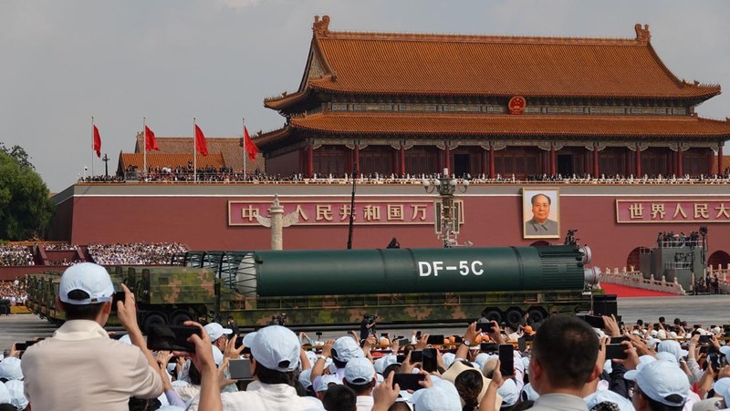 China memamerkan tiga kelas baru rudal balistik antarbenua (Inter Continental Balistic Missile/ICBM) kemampuan nuklir dalam parade militer memperingati 80 tahun kekalahan Kekaisaran Jepang. (REUTERS/Maxim Shemetov)