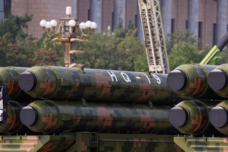 China memamerkan tiga kelas baru rudal balistik antarbenua (Inter Continental Balistic Missile/ICBM) kemampuan nuklir dalam parade militer memperingati 80 tahun kekalahan Kekaisaran Jepang. (REUTERS/Maxim Shemetov)